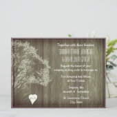 Rustikaler Baum mit Einladung zur Hochzeit im Herz (Stehend Vorderseite)