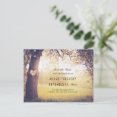 Rustikaler Baum und Herz Save the Date Ankündigungspostkarte (Stehend Vorderseite)