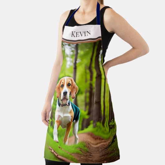 Rustikaler Beagle, der in Wald läuft Schürze (InSitu)