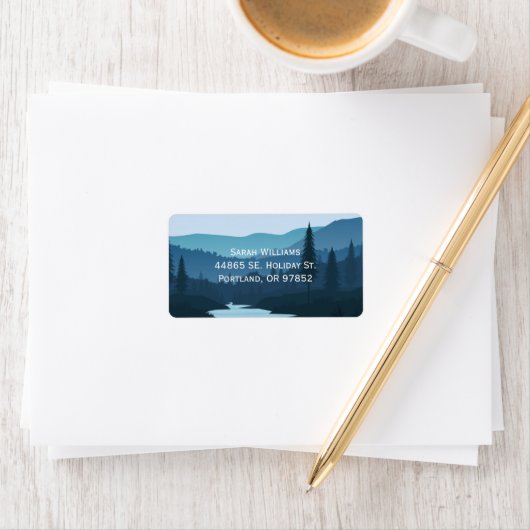 Rustikaler Bergwaldsteg mit Pinienbäumen Adressaufkleber (Insitu)