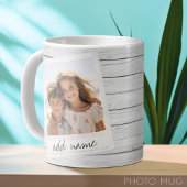 Rustikaler Bilderrahmen mit Shiplap-Hintergrunddru Kaffeetasse