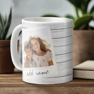 Rustikaler Bilderrahmen mit Shiplap-Hintergrunddru Kaffeetasse