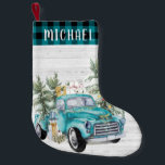 Rustikaler Blauer Bauernhof| Monografisches Weihna Kleiner Weihnachtsstrumpf<br><div class="desc">Sind Sie bereit, von der Weihnachtsdekoration des Bauernhauses zu werden? Ein komfortabler und einladender Stil. Dieser schöne, türkisblaue Bauernstil ist etwas heller, heller und neutraler. Mit rustikalen Wäldern, Büffelhaltern und einem charmanten Vintagen LKW. Meist neutral mit einem Hauch von Weihnachten macht dieses Thema wirklich zeitlos.Fügen Sie diesem Design Ihre benutzerdefinierte...</div>