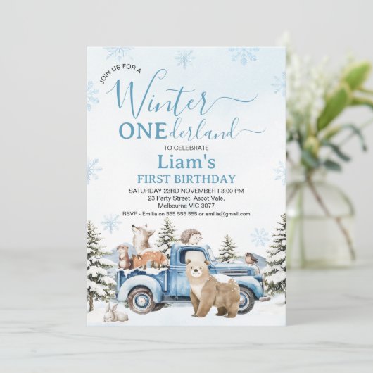 Rustikaler blauer LKW-Bär-Winter-Onederland-Geburt Einladung (Stehend Vorderseite)