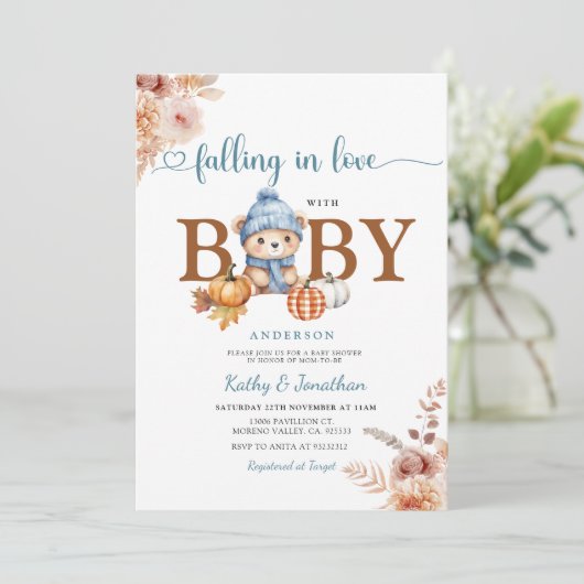 Rustikaler Blumenfall in Liebe Blauer Bear Baby Du Einladung (Stehend Vorderseite)