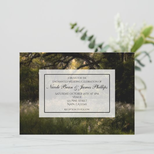 Rustikaler, blumengeschmückter Waldbaum Hochzeitwa Einladung (Stehend Vorderseite)