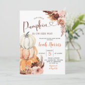 Rustikaler Boho Ein kleiner Kürbis ist auf dem Weg Einladung (Stehend Vorderseite)