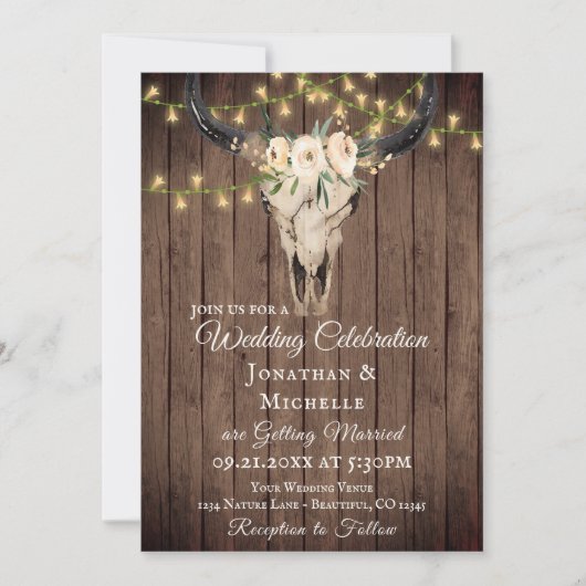Rustikaler Boho Skull and Lights on Wood Wedding Einladung (Vorderseite)