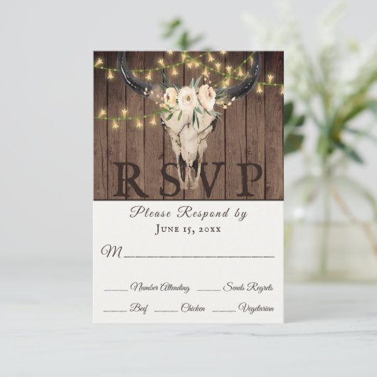 Rustikaler Boho Skull and Lights on Wood Wedding RSVP Karte (Stehend Vorderseite)