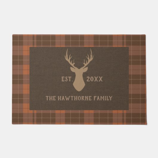 Rustikaler brauner Tartan Custom Familienname Deer Fußmatte (Vorderseite)