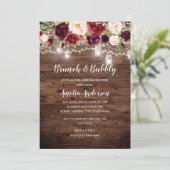 Rustikaler Burgunder Blumenstrauß und Bubbly Einladung (Stehend Vorderseite)