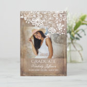 Rustikaler Burlap Lace String Lights Foto Abschlus Einladung (Stehend Vorderseite)