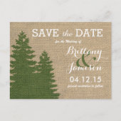 Rustikaler Burlap Pine Trees Winter Save the Date Ankündigungspostkarte (Vorderseite)