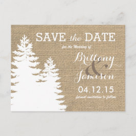 Rustikaler Burlap Pine Trees Winter Save the Date Ankündigungspostkarte