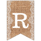 Rustikaler Burlap Sack mit weißer Spitze. Brautpar Wimpelkette (Dritte Fahne)