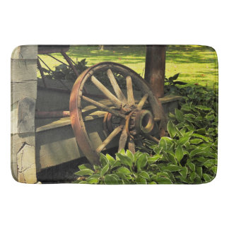 Rustikaler Charme - gewitterte Wagenradfotografie Badematte