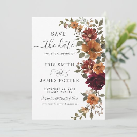 Rustikaler Chic Burgundy Burnt Orange Blumenhochze Save The Date (Stehend Vorderseite)