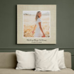 Rustikaler Chic Graduate Foto Burlap Abschluss Leinwanddruck<br><div class="desc">Personalisieren Sie dieses elegante rustikale chic quadratische individuelle Design der Leinwand mit dem Senior-Portrait, dem Namen in der Schrift und dem Abschluss-Jahrgang Ihres Absolventen! Der neutrale Rahmen rund um das Foto ist auf der Leinwand bedruckt und weist einen zarigen beigen Rahmen und einen breiten Hintergrund mit einem natürlichen Texturstoff /...</div>