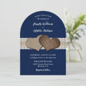 Rustikaler Chic Navy Blue Burlap Hearts Lace Weddi Einladung (Stehend Vorderseite)