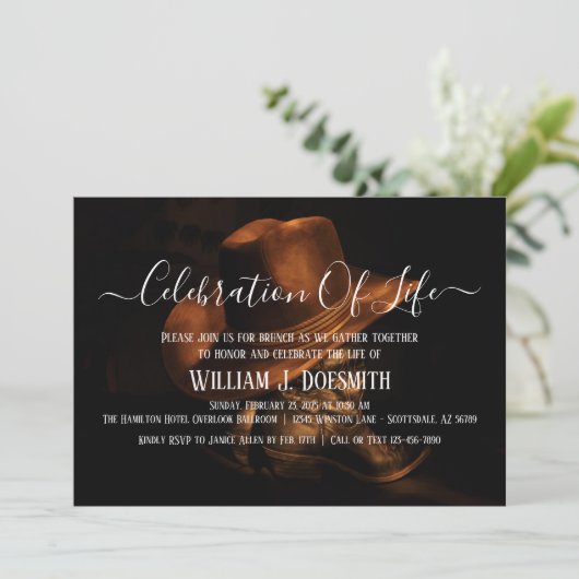 Rustikaler Cowboy Boots Hat Funeral Memorial Servi Einladung (Stehend Vorderseite)