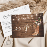 Rustikaler Cowboy Stiefel Blumensaitenleuchten UAW Einladungspostkarte<br><div class="desc">Mit dieser rustikalen Stiefel florale String Lights UAWG Postcard laden Sie Ihre Gäste stilvoll ein. Das Design der Postkarte spiegelt den rustikalen Charme Ihrer Hochzeit mit wunderschönen Blume,  rustikalen Cowboystiefeln und eleganten Streichellichtern perfekt wider. Das Postkartenformat macht es Ihren Gästen leicht,  ihre Speisen zu UAWG und zur Auswahl anzugeben.</div>