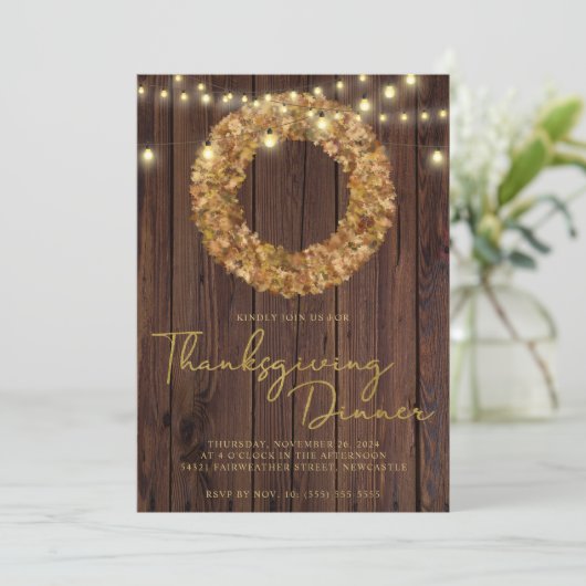 Rustikaler Erntedank Wreath String Lights Wood Einladung (Stehend Vorderseite)