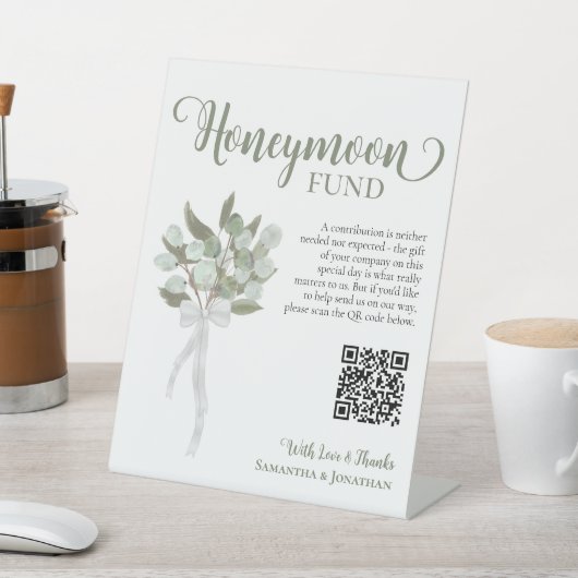 Rustikaler Eucalyptus Bouquet Honeymoon Fund QR Co Sockelschild (In SItu)