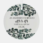 Rustikaler Eukalyptus Keepake Erste Weihnachten Ornament Aus Glas (Rückseite)