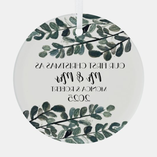 Rustikaler Eukalyptus Keepake Erste Weihnachten Ornament Aus Glas (Rückseite)
