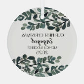 Rustikaler Eukalyptus Keepake Erste Weihnachten Ve Ornament Aus Glas (Rückseite)