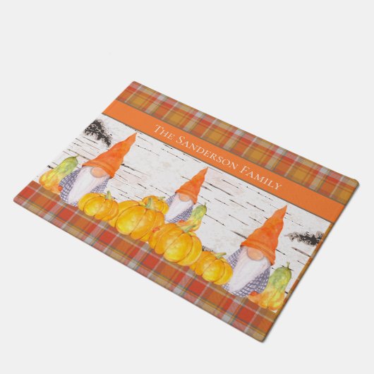 Rustikaler Fall Gnome karierter Kürbis Fußmatte (Schrägansicht)
