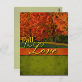 Rustikaler Fall in der Liebe Hochzeit Postkarte (Vorne/Hinten)