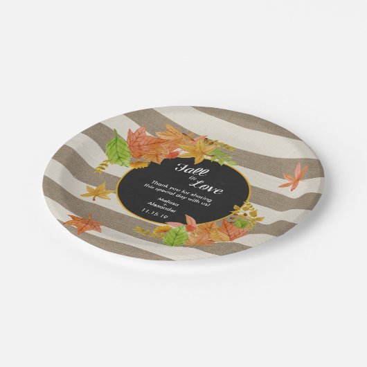 Rustikaler Fall in Liebe-Brautparty oder in Pappteller (Schrägansicht)