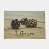 Rustikaler Fall Pinecones auf Holz mit Individuell Fußmatte (Vorderseite)