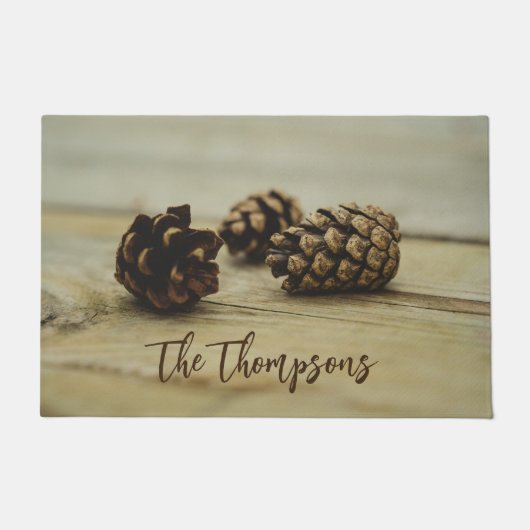Rustikaler Fall Pinecones auf Holz mit Individuell Fußmatte (Vorderseite)