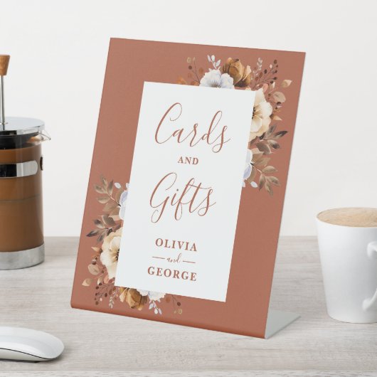 Rustikaler Fall Terracotta Blumenkarten und Gesche Sockelschild (In SItu)