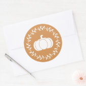 Rustikaler Fall White Pumpkin & Wreath Runder Aufkleber (Umschlag)