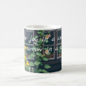 Rustikaler Garten und eine gemütliche Hütte Kaffeetasse (Mittel)