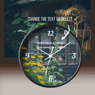 Rustikaler Garten und eine gemütliche Hütte Uhr