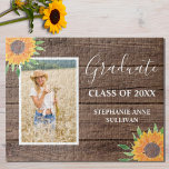 Rustikaler Gelbblütenblume Abschluss Puzzle<br><div class="desc">Rustikal Gelbe Sonnenblume Wood Abschluss Jigsaw Puzzle. Sonnenblumen bringen Freude und Abschluss ist eine fröhliche Zeit! Feiern Sie mit diesem einzigartigen Puzzle den Erfolg Ihres Graduates. Es macht einen besonderen Sake für Familie und Freunde. Dieses auffällige Design ist mit gelben Sonnenblumen und grünem Blattwerk auf einem Stallholzboden dekoriert. Passen Sie...</div>