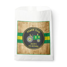 Rustikaler Gelber Traktor auf der Geburtstagsparte