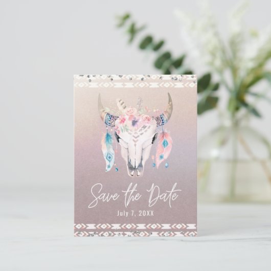 Rustikaler Glam Boho Floral Cow Skull Save the Dat Ankündigungspostkarte (Stehend Vorderseite)