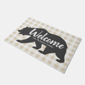 Rustikaler grauer Grizzly-Bär u. karierter Fußmatte (Schrägansicht)