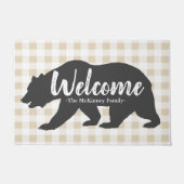 Rustikaler grauer Grizzly-Bär u. karierter Fußmatte (Vorderseite)