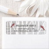 Rustikaler Grauholz Winterbaum und Roter Kardinal (Insitu)