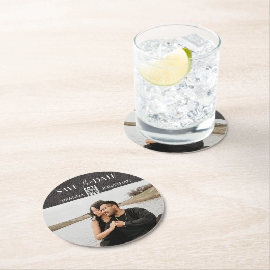 Rustikaler Grauleder-Foto QR-Code Save the Date Runder Pappuntersetzer (Vor Ort)