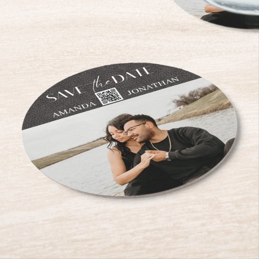 Rustikaler Grauleder-Foto QR-Code Save the Date Runder Pappuntersetzer (Angewinkelt)