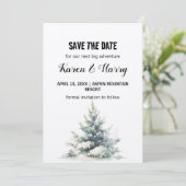 Rustikaler grüner Pinienwald Schnee Save the Date Einladung (Stehend Vorderseite)