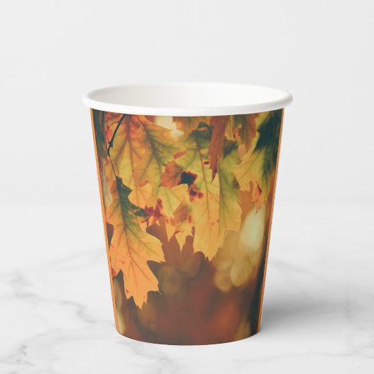 Rustikaler Herbst hinterlässt Papieraufnahmen Pappbecher (Rückseite)