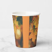 Rustikaler Herbst hinterlässt Papieraufnahmen Pappbecher (Links)